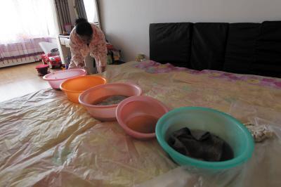 龙州楼上漏水，住户失联，小区没物管，业主维权难！律师来支招……